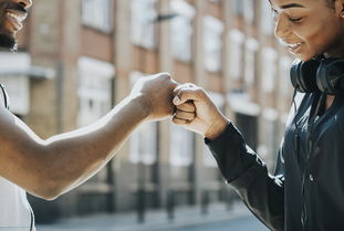 华体会网站-英超比赛中裁判语调与非语言行为对球员情绪波动的影响，用语言或行为对裁判员