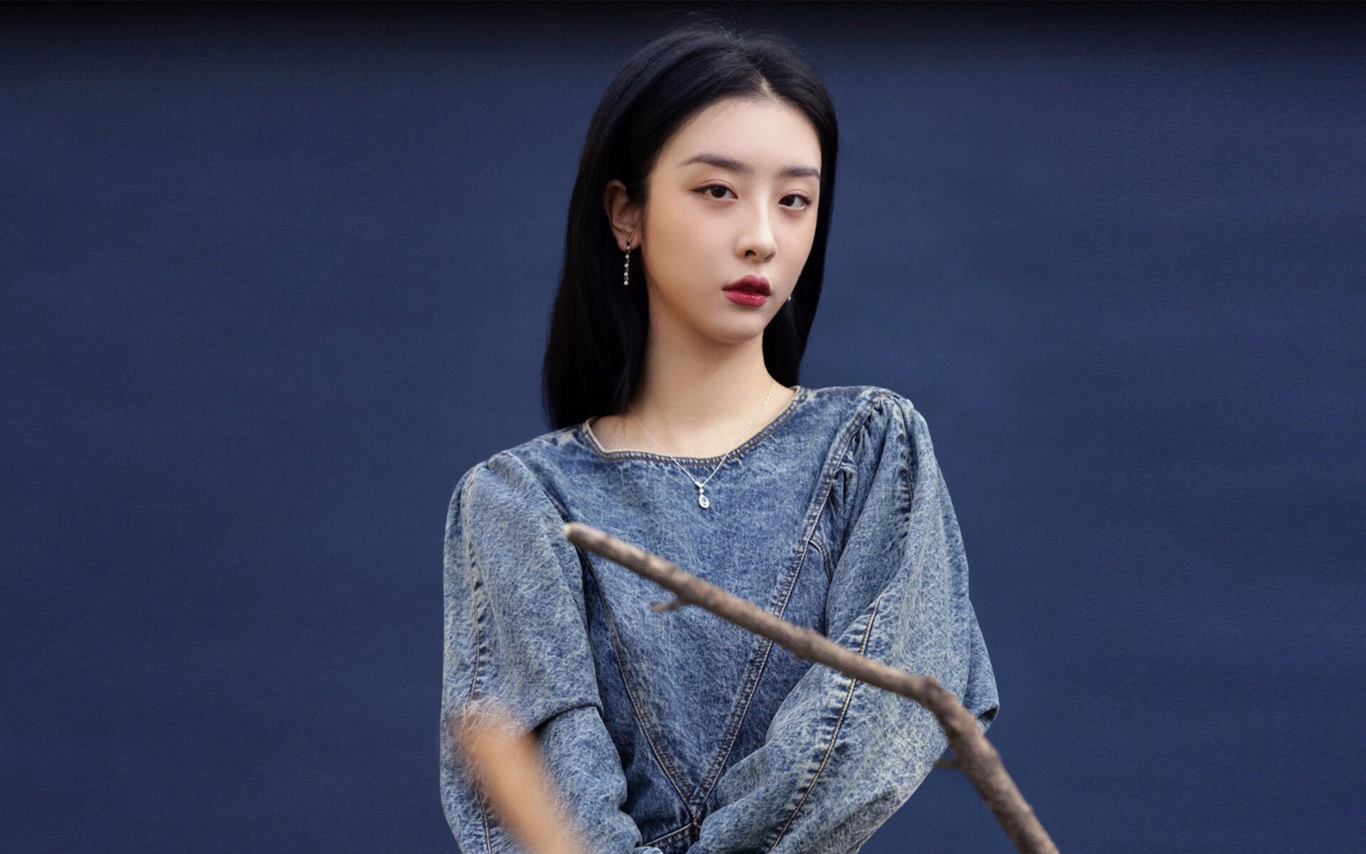 英超比赛中裁判语调与非语言行为对球员情绪波动的影响，用语言或行为对裁判员